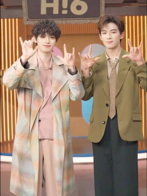 @王星越 跳了@时代少年团 新歌《爱你爱我》手势舞,也太可爱了两个人