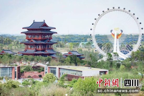 世园会主会场标志性建筑——锦云楼和“天府眼”。世园会执委会宣传活动部 供图