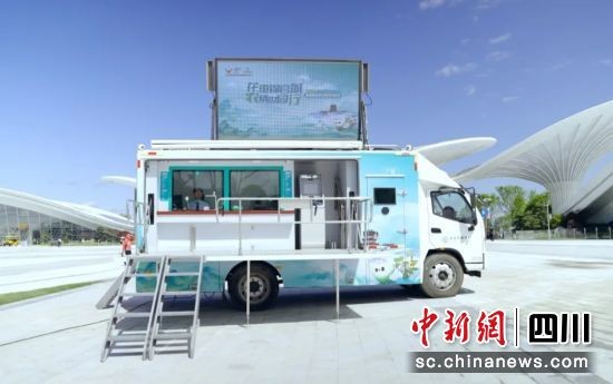 农行在世园会会场前设置的流动金融服务车。四川农行 供图