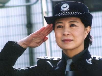 她是国家一级演员，出道40多年零绯闻，丈夫身份显赫却为人低调