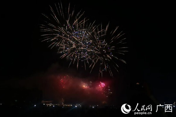 跨年烟花秀。人民网记者 覃心摄