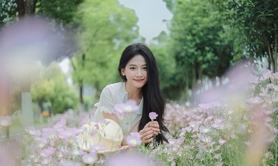 花海中的梦幻时刻,学拍月见草少女