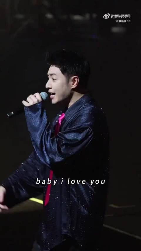 潘玮柏舞台比心手势慌乱引热议,歌声稳如磐石
