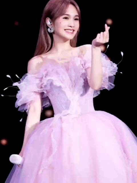 杨丞琳术后发文报平安，老公李荣浩全程陪伴，暖心抱抱超甜