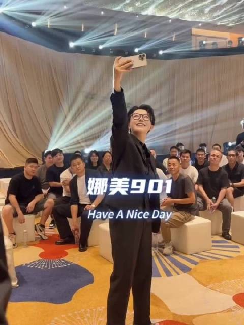 娜美和901粉丝合影，看来娜美更吸男粉丝