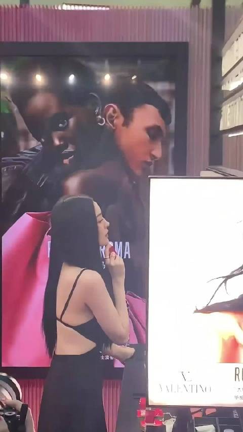 娜扎三亚穿深V礼服亮相华伦天奴活动