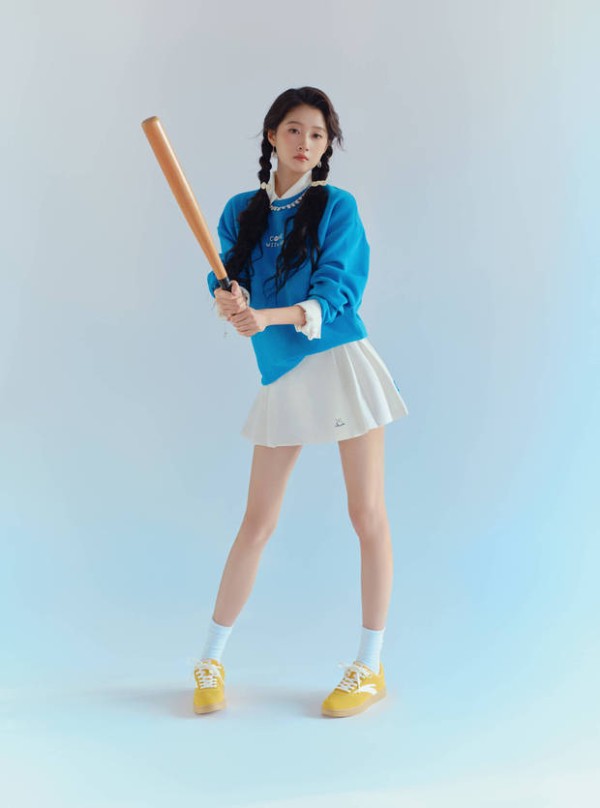 搜狐娱乐讯 31日，关晓彤一组运动风写真美照释出，她身穿蓝色卫衣搭配小白裙十分青春元气，化身棒球少女，活力十足！