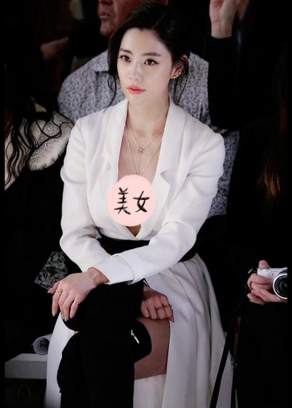 克拉拉惊艳亮相时尚圈，白色长裙气场全开，她凭啥成宅男女神？