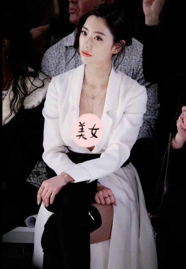 克拉拉惊艳亮相时尚圈，白色长裙气场全开，她凭啥成宅男女神？