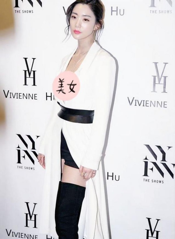 克拉拉惊艳亮相时尚圈，白色长裙气场全开，她凭啥成宅男女神？