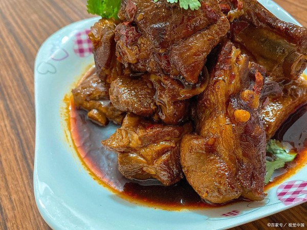 酱骨头的制作手册：从焯水到收汁的美味密码，美食一网打尽
