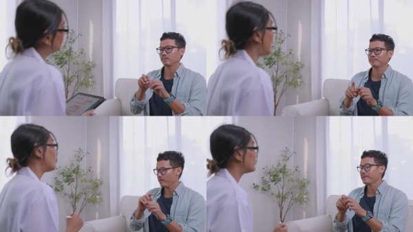 亚洲女性心理学家面对面提供心理健康建议。4K