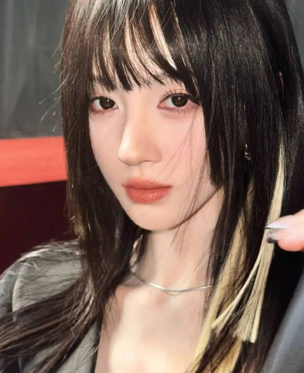 鞠婧祎五官非常精致。