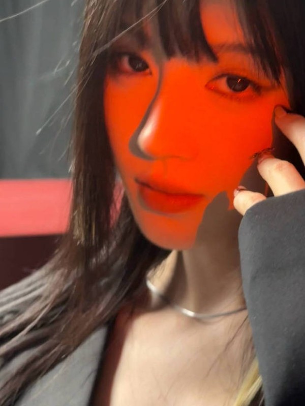 鞠婧祎用手拨开秀发。