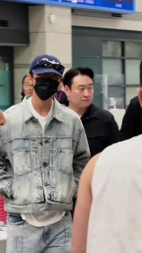 蔡徐坤抵达韩国将参加3号活动