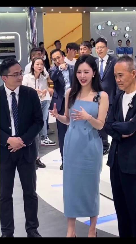 74岁王石和田朴珺同框！田朴珺变得更加妩媚漂亮，王石却越来越老了！
