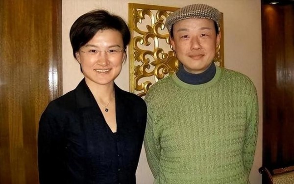 这两位央视主持人，原来是夫妻？低调了20年，如今一家三口很幸福