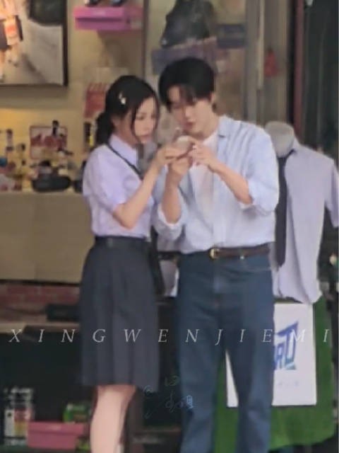 虞书欣Mike双轨团综校服路透️ 穿着校服的欣欣，又在拍照啦