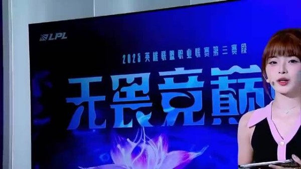 解锁新发型!互动主持泱泱高马尾无袖连衣裙登台亮相