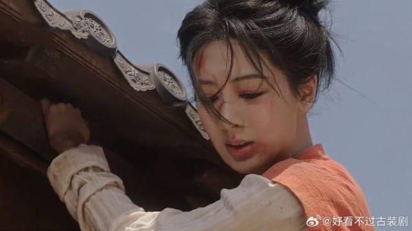 何惟芳翻墙逃跑,结果被渣男追打,关键时刻又遇好心人