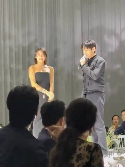 金泰亨受邀出席2025首尔艺术之夜,台下鞠躬致谢