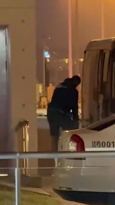 詹姆斯着陆上海,拿完行李就走,女球迷爆粗口:这也不看我们一眼