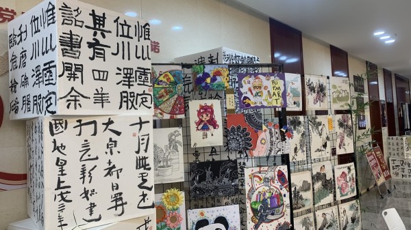 活动上展览的书画作品.jpg