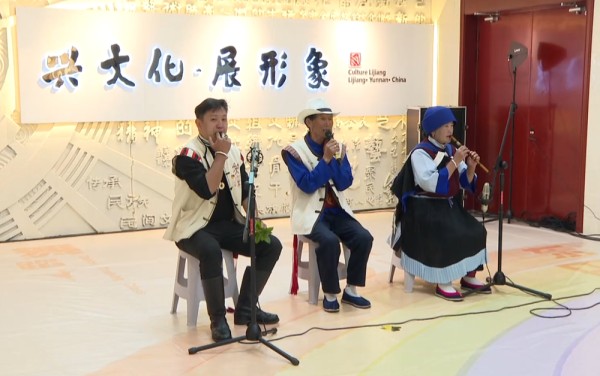 11月16日，在丽江市文化馆，古城天地院的老师为大家表演《谷气》.png