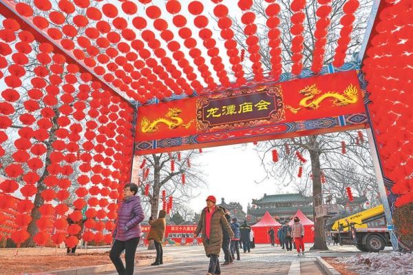 龙年将至，龙潭庙会这一京城经典庙会即将回归。目前，龙潭公园已经开启庙会布置，大红灯笼高高挂起，公园一派喜气洋洋的气氛。