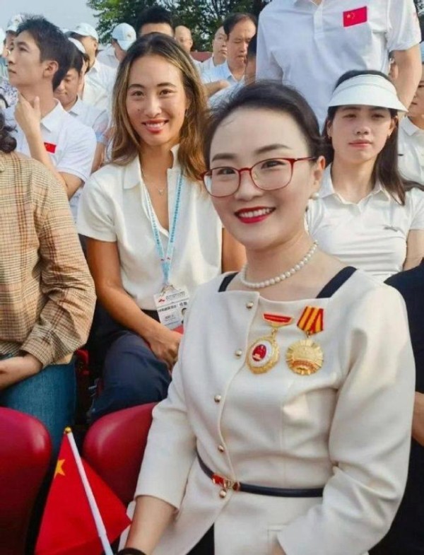 看阅兵时郑钦文张雨霏就坐在身后 体育明星齐聚观礼
