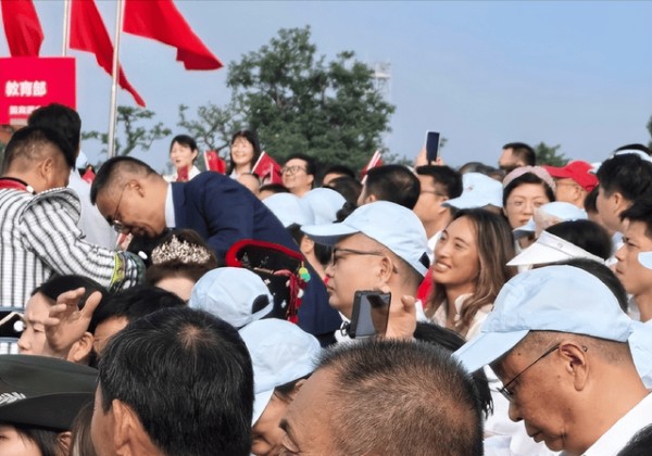 看阅兵时郑钦文张雨霏就坐在身后 体育明星齐聚观礼