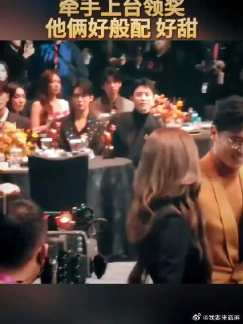 姜妍和李乃文牵手上台领奖，他俩好般配好甜！