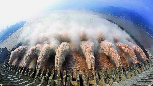 三峡大坝排水时,为什么将水喷向天空?运用了什么原理?