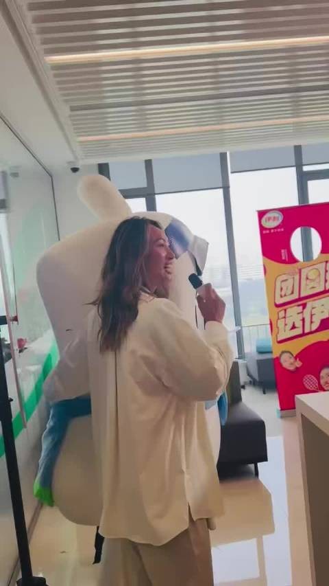 郑钦文品牌活动再唱歌，整个大走音， 但是我也愿意听，比者来女好