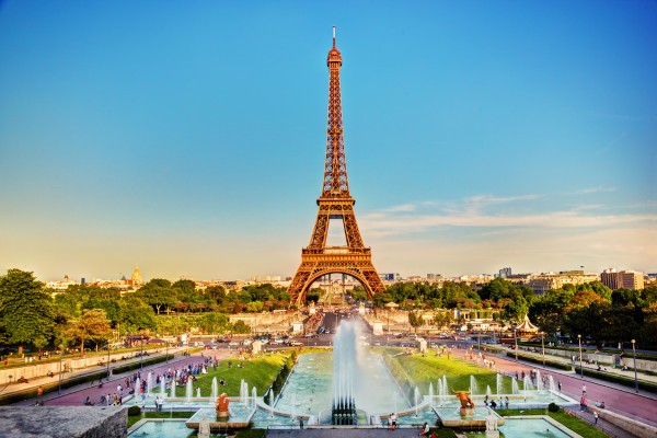 Vista aérea da Torre Eiffel, em Paris, França.