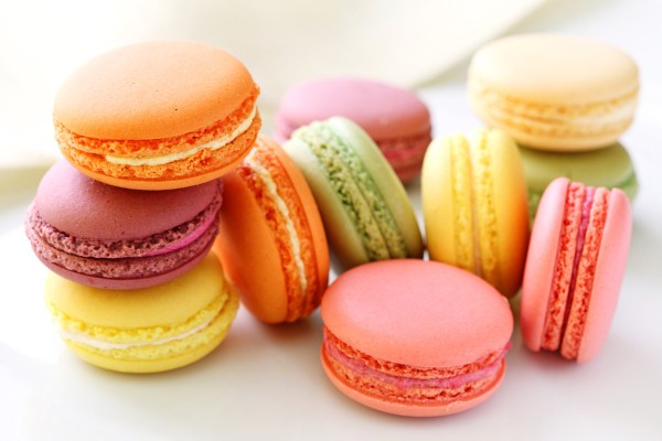 Macarons coloridos em fundo branco
