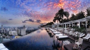 夕阳下的金沙空中花园 (Sands Skypark) 无边泳池