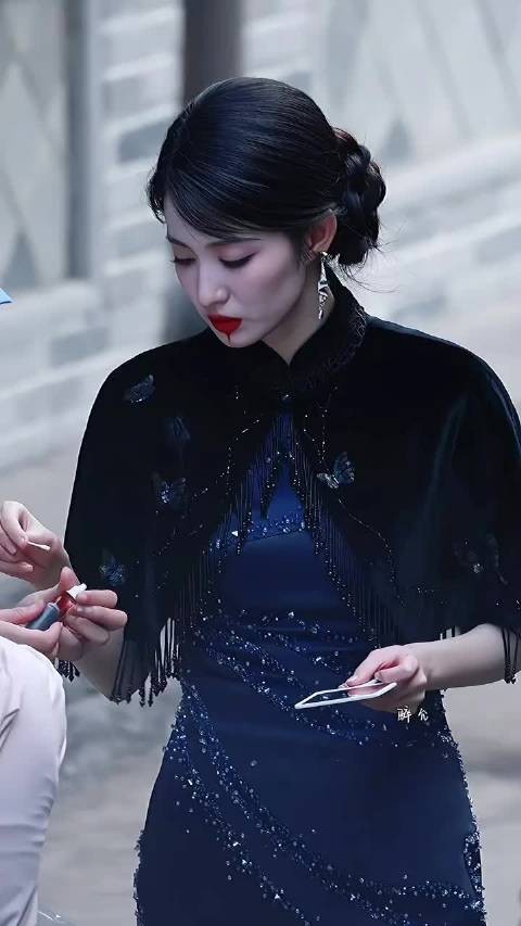 谁懂这一幕有多好笑 王楚然你穿这么美的旗袍怎么掏出来一个这么抽象的镜子啊
