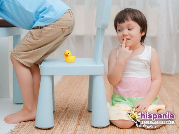 Prankster girl who plays prank on her father. Hispania, escuela de español