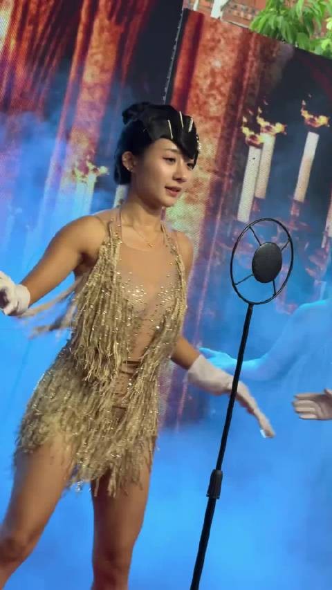 起猛了，还以为跳舞的小姐姐是赵丽颖