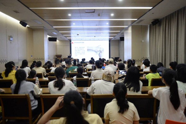 广西图书馆暑期“双课堂”火热开班“博观堂+八桂讲坛”首场活动聚焦插画艺术