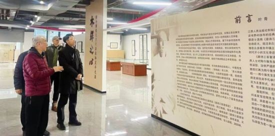 　　叶青参观《木铎之心——陶今雁先生百年诞辰师友手札展》