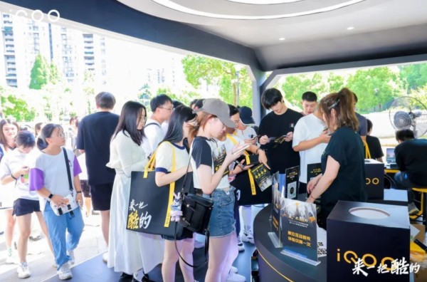 游戏与实体业态共振，iQOO 在「宇宙电竞中心」打了个样