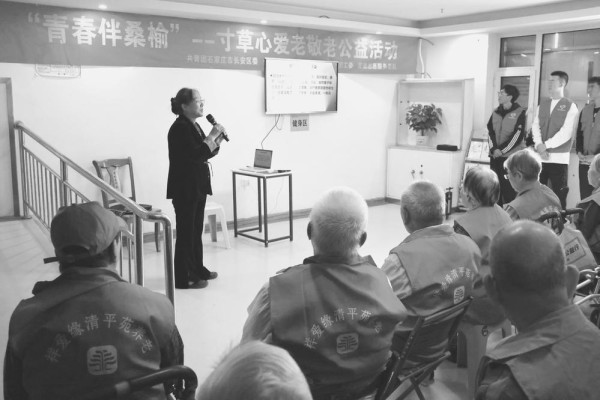 　　图为石家庄市人民医院护士长刘习方为老年人分享养老心得。　　本报记者 柳安臣 摄