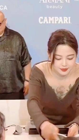 辛芷蕾胸前盛放着一朵硕大的玫瑰，秦岚见了会作何感想？女明星