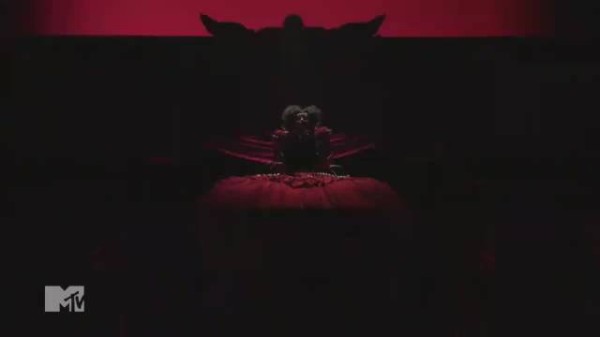 LadyGaga红裙演绎暗黑童话，VMA颁奖礼舞台惊艳全场