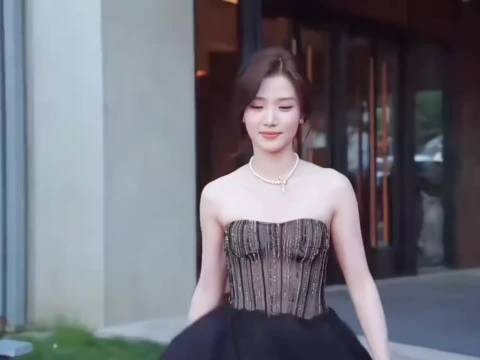 卢昱晓亮相栩栩华生时尚文化大赏，抹胸长裙惊艳全场