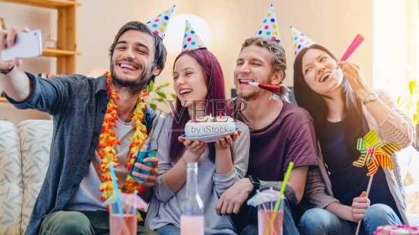 年轻的一群快乐的朋友在庆祝生日和自拍照片摄影图片