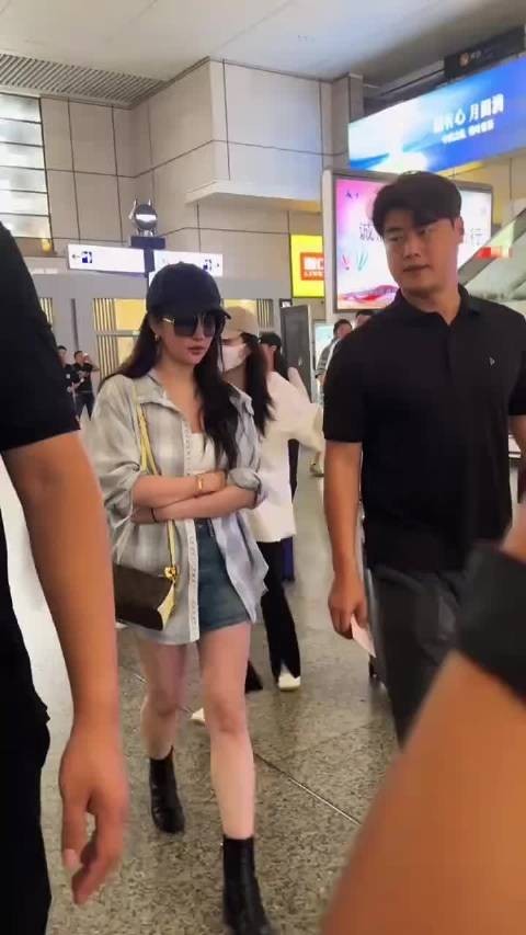 刘亦菲亮相状态佳,成熟魅力引赞叹
