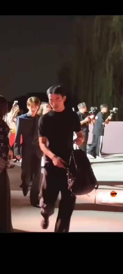栩栩华生晚宴檀健次下班，这贵公子气场直接溢出屏幕了